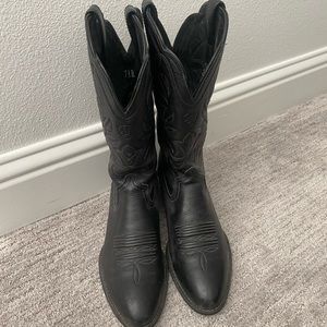 Black Ariat Woman’s R Toe boot 7.5B